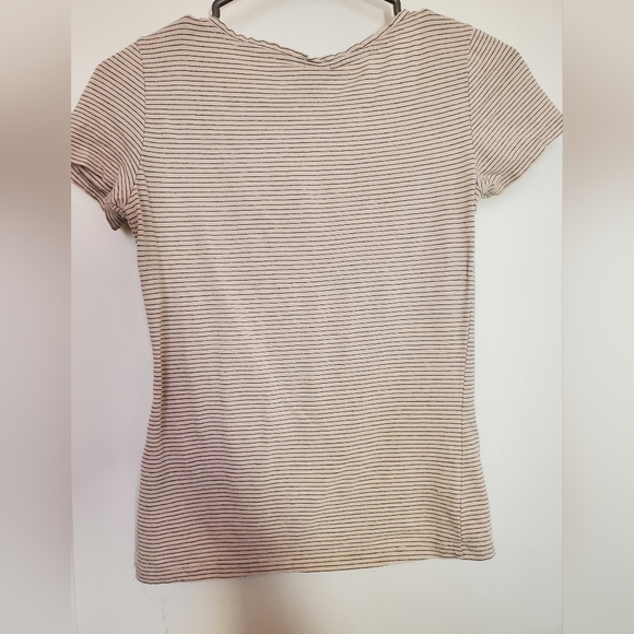 3/20$ H&M V-Neck T-Shirt - Picture 2 of 3